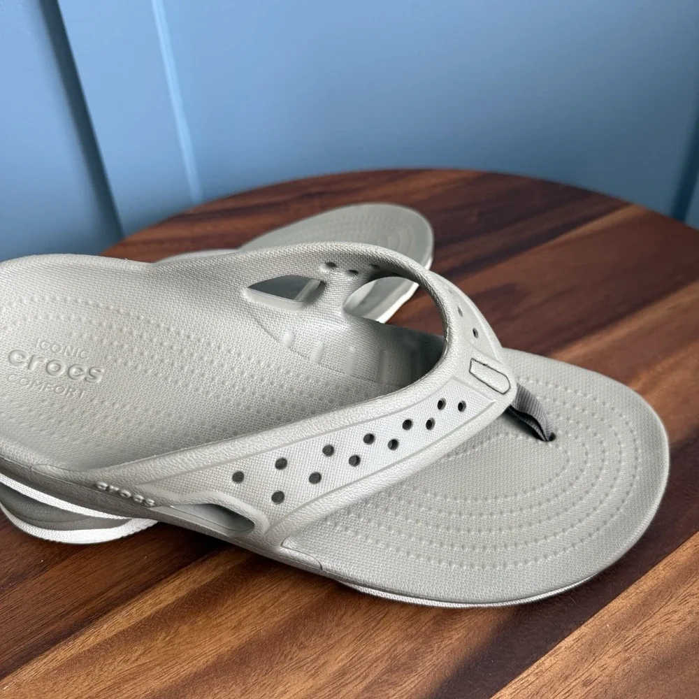 Crocs Swiftwater Deck Flip Flop Sandals Men's 8 Beige Khaki Iconic Comfort Thong
